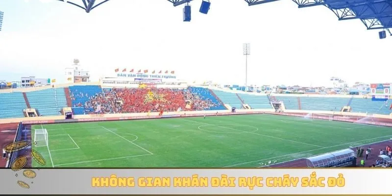 Không gian khán đài rực cháy sắc đỏ